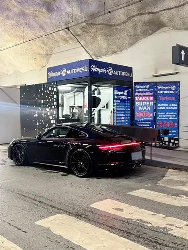 Musta Porsche Hämpin Autopesun pisteellä