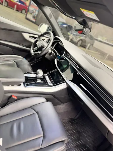Audi Q8:n ohjaamo ja nahkapenkit puhdistettuina