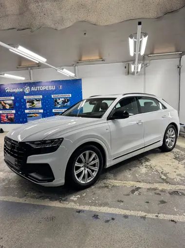 Valkoinen Audi Q8 Hämpin Autopesun banneri taustalla