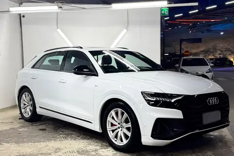 Valkoinen Audi Q8 pesuhallissa