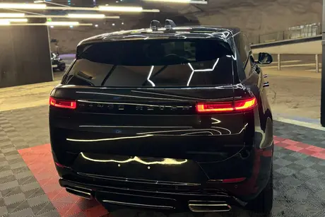 Musta Range Rover Sport kiillotettuna