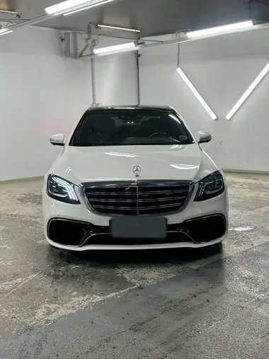 Valkoinen Mercedes-AMG S 63 edestä pesun jälkeen