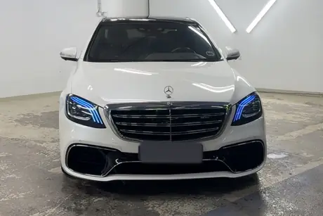 Valkoinen Mercedes-AMG S 63 Hämpin Autopesun hallissa
