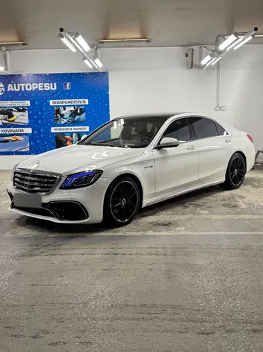 Valkoinen Mercedes-AMG S 63 sivusta käsinpesun jälkeen