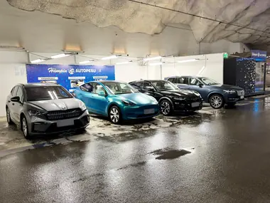 Neljä sähköautoa rivissä pesuhallissa